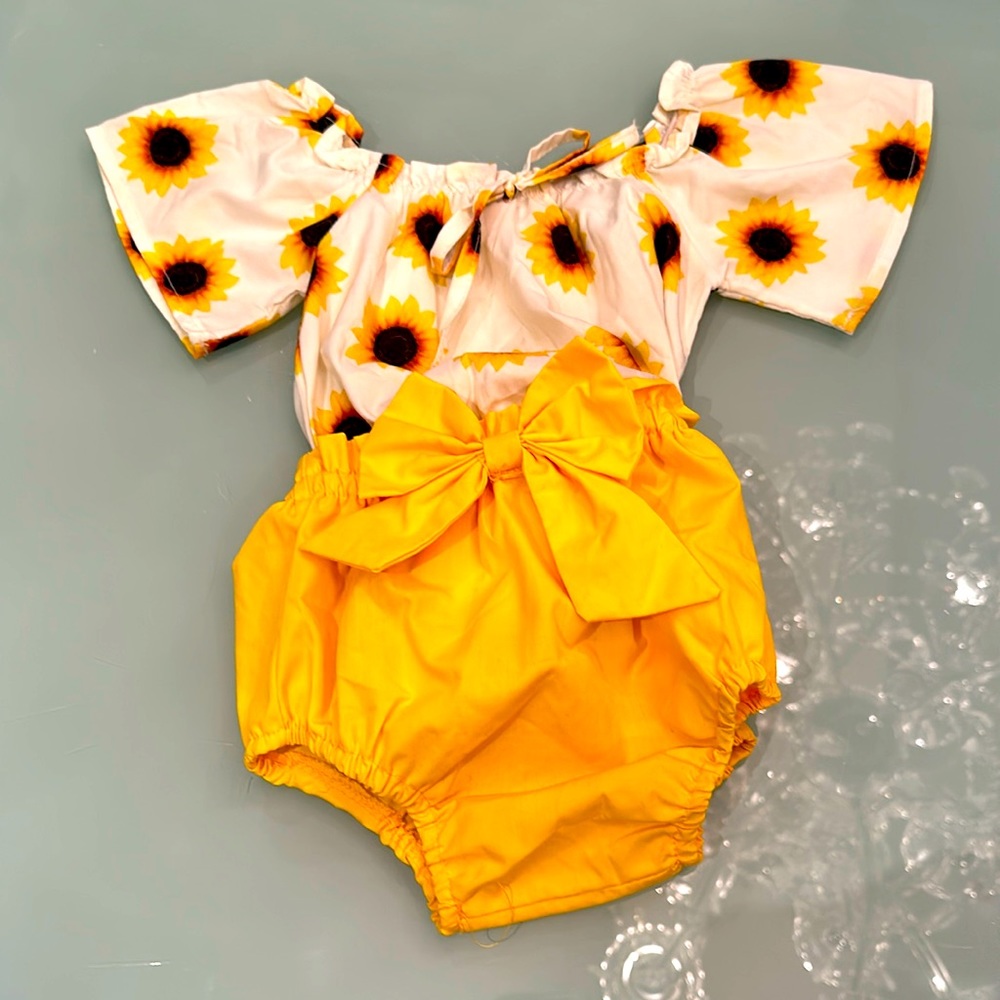 Jinxing 2 piece sunflower outfit. Size 90